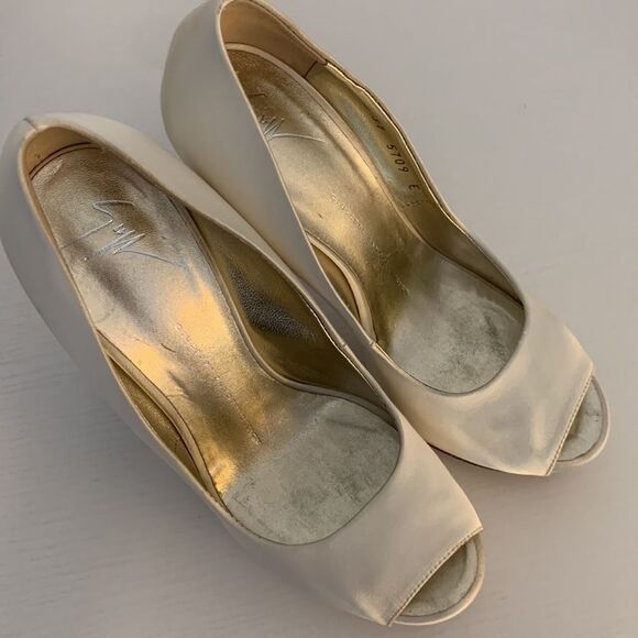 Giuseppe Zanotti Ivory Satin Wedding Peep Toe Crystal Heels Sz EU 37 US 7 Bridal - Picture 8 of 12